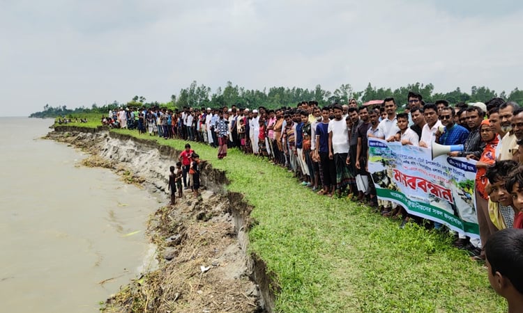 সিরাজগঞ্জে চৌহালী উপজেলার স্থল ইউনিয়নে যমুনার ভাঙ্গনরোধ দ্রুত তীর সংরক্ষণ ও বাঁধ নির্মাণের দাবিতে নদীর তীরে মঙ্গলবার মানববন্ধন করেছে বিভিন্ন শ্রেণীপেশার মানুষ।